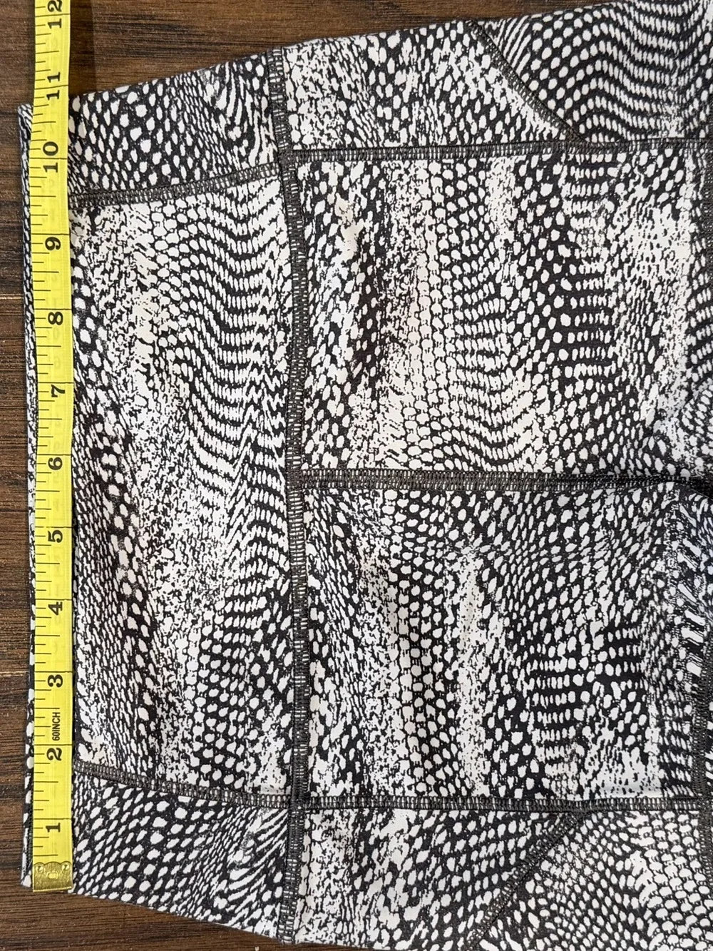 Lululemon Grey Snake Print Women's In Movement Shorts Everlux 2.5" - Size 4 - Picture 6 of 7